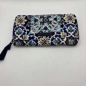Vera Bradley LISBON MEDALLION Wrap Around Zip Wallet